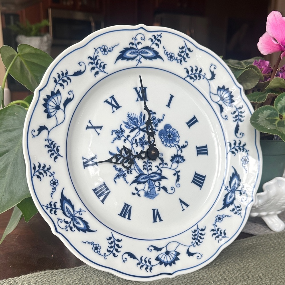 Blue Danube “Blue Onion”anniversary back stamped Porcelain  Plate Clock
